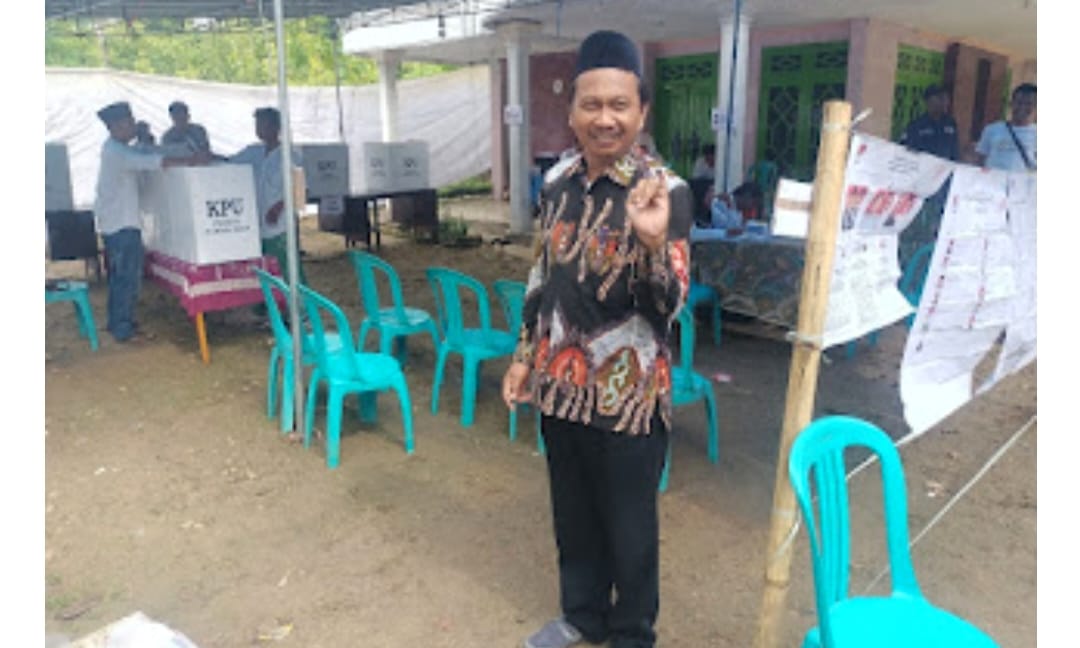 Pj. Kades Pakamban Laok, Salurkan Suaranya di TPS 2 Pemilu 2024